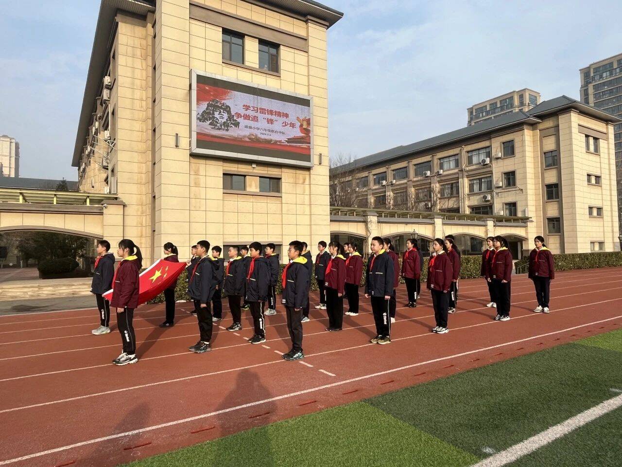 学习雷锋精神，争做追“锋”少年  历下区盛景小学举行主题升旗仪式